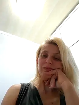 MiaLove183 online show from May 26, 2026, 2:59 pm