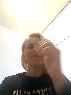 MiaLove183 online show from April 4, 2026, 11:06 am