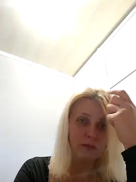 MiaLove183 online show from May 28, 2026, 2:23 pm