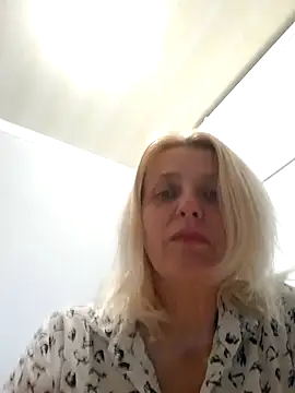 MiaLove183 online show from May 14, 2026, 1:52 pm