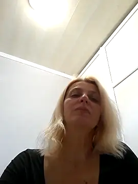 MiaLove183 online show from May 22, 2026, 1:53 pm