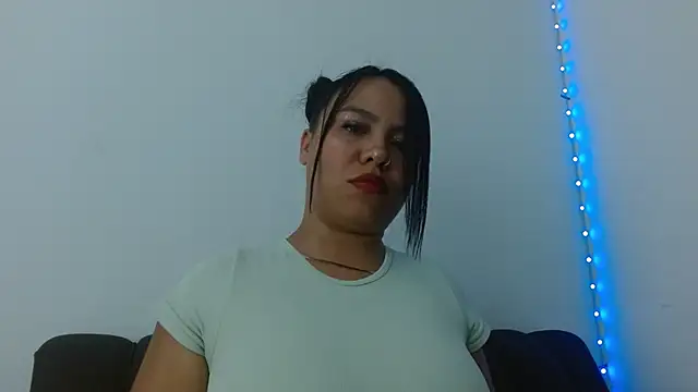 alessialux online show from May 5, 2026, 4:26 am