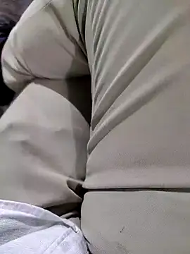 roselover2222 online show from April 5, 2026, 8:37 pm