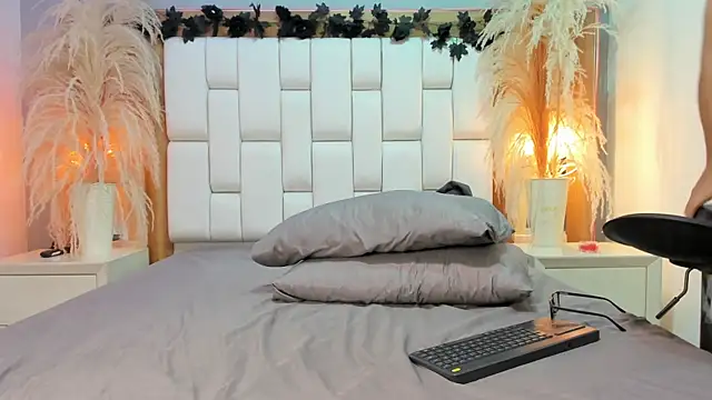 DylanLuxe online show from April 15, 2026, 2:39 am