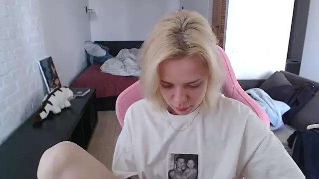 TenderChloe online show from April 4, 2026, 9:27 am