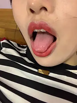 Snapshot of Sapphire-zz chatting on April 30, 2026, 1:18 pm Sapphire-zz online show from April 30, 2026, 1:18 pm