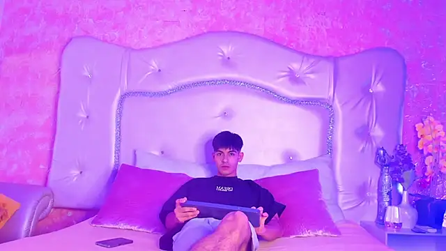 Snapshot of TylerCruz__ chatting on March 31, 2026, 1:24 pm TylerCruz online show from March 31, 2026, 1:24 pm