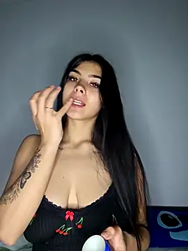 Crissdesire online show from May 7, 2026, 8:34 pm