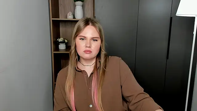 Snapshot of PaulinaBigley chatting on April 1, 2026, 9:43 am PaulinaBigley online show from April 1, 2026, 9:43 am