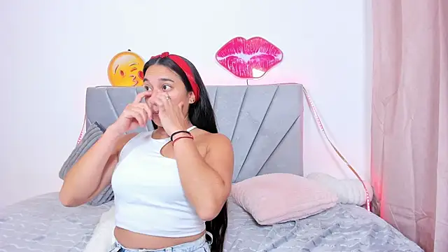 Snapshot of luli_love_ chatting on April 8, 2026, 10:11 pm luli love online show from April 8, 2026, 10:11 pm