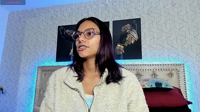 ValeAlvarez  online show from April 18, 2026, 9:04 pm