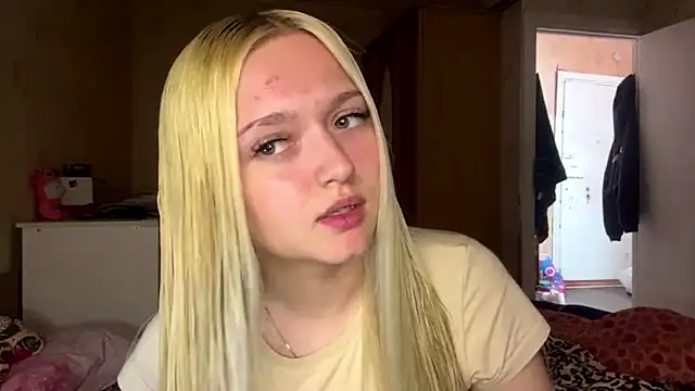 Snapshot of Sophia_Blonde chatting on May 12, 2026, 4:24 pm Sophia Blonde online show from May 12, 2026, 4:24 pm