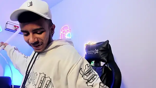 Red 4KT online show from March 26, 2026, 9:02 pm