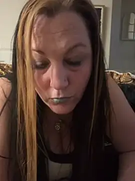 Snapshot of Queenemerald chatting on April 1, 2026, 2:35 am Queenemerald online show from April 1, 2026, 2:35 am