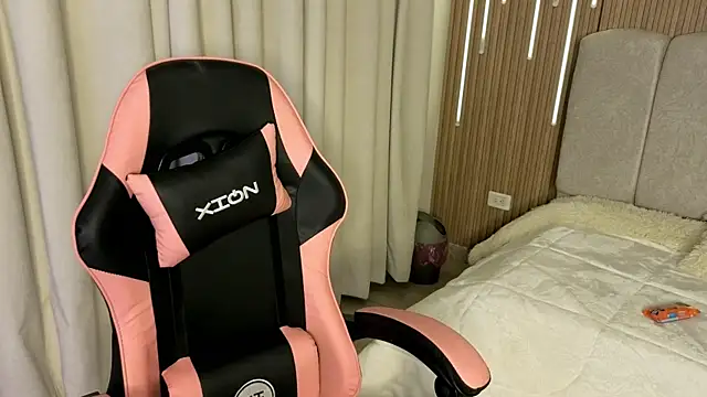 shalomm  online show from April 4, 2026, 1:01 am