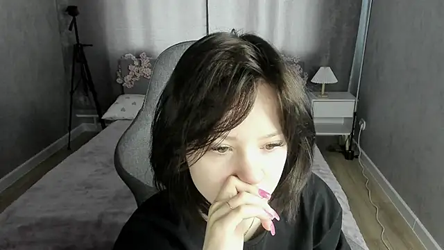 Loly Cuttie online show from May 18, 2026, 1:28 am