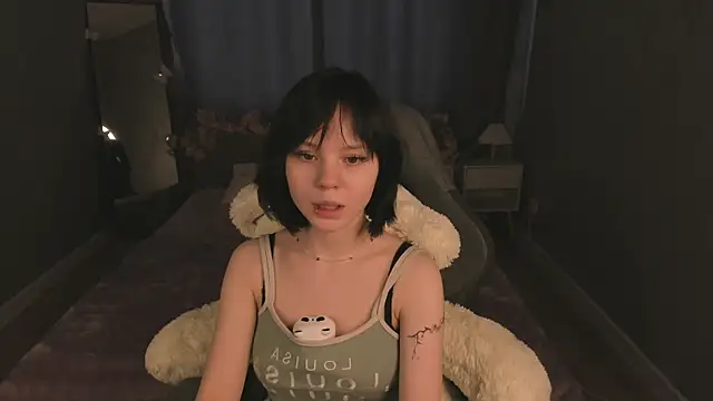 Loly Cuttie online show from May 4, 2026, 1:14 pm