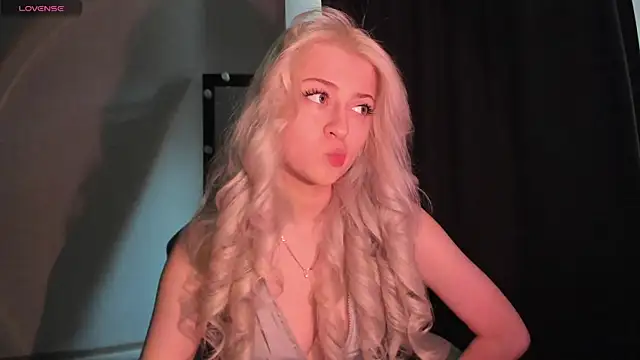 SandraSss online show from April 1, 2026, 11:00 am