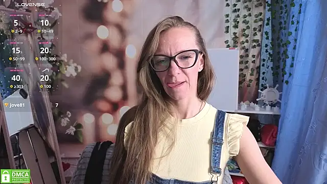 jesica mooonn online show from April 24, 2026, 3:08 am