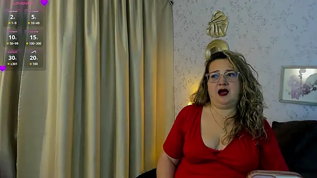 Martinacurvy  online show from June 13, 2026, 10:13 am