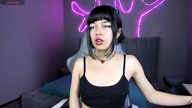Snapshot of Saphyralux chatting on April 9, 2026, 9:54 pm Saphyralux online show from April 9, 2026, 9:54 pm