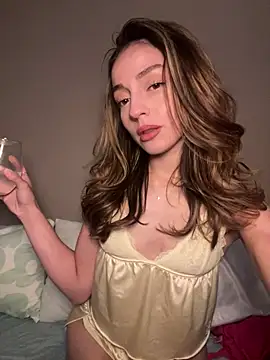 Snapshot of CamilaaLove chatting on April 16, 2026, 4:24 am CamilaaLove online show from April 16, 2026, 4:24 am