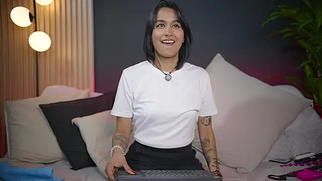 Snapshot of charlottehershel02 chatting on June 11, 2026, 2:22 am charlottehershel02 online show from June 11, 2026, 2:22 am