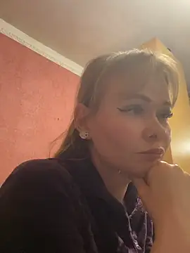 Kirasweetlove online show from May 1, 2026, 7:52 pm