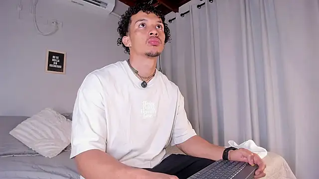 Snapshot of dominik_drake chatting on April 10, 2026, 12:45 pm dominik drake online show from April 10, 2026, 12:45 pm