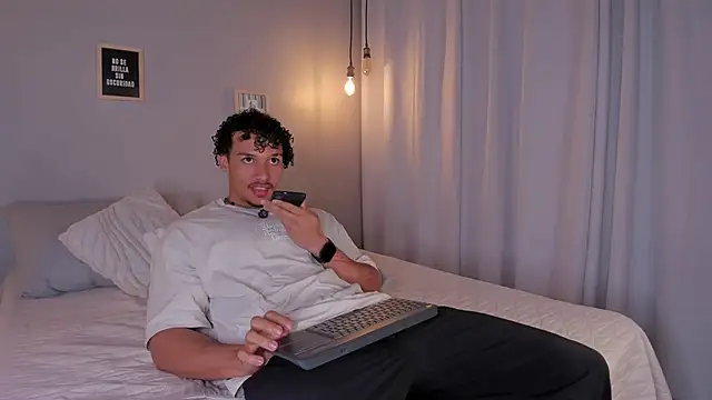 Snapshot of dominik_drake chatting on April 21, 2026, 12:23 pm dominik drake online show from April 21, 2026, 12:23 pm