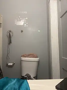 Snapshot of Sweetie8582 chatting on April 5, 2026, 9:43 pm Sweetie8582 online show from April 5, 2026, 9:43 pm