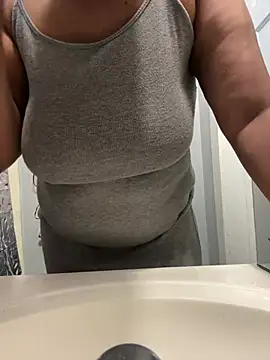 Snapshot of Sweetie8582 chatting on April 14, 2026, 12:37 am Sweetie8582 online show from April 14, 2026, 12:37 am