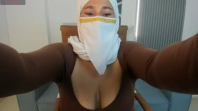 Thalia hala online show from April 18, 2026, 5:48 pm