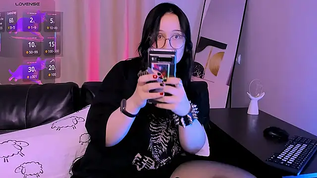 Snapshot of Ame_Core chatting on April 6, 2026, 8:43 pm Ame Core online show from April 6, 2026, 8:43 pm