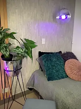 EmmaVonn online show from April 7, 2026, 7:37 pm