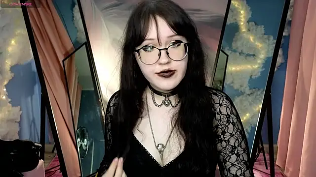 Laura  Wilson online show from April 3, 2026, 2:12 pm