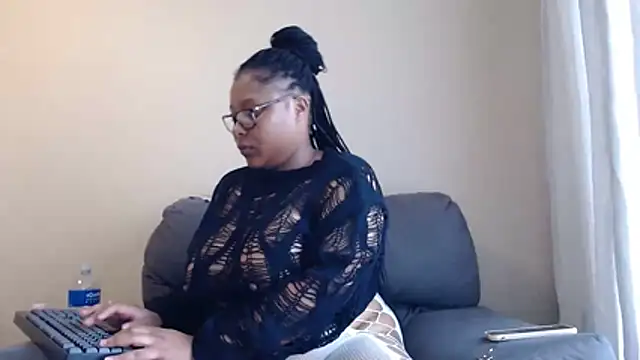 xxZoeyx online show from May 15, 2026, 5:05 am