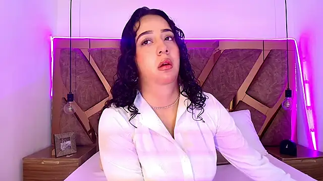 bella swwan  online show from June 17, 2026, 1:32 pm