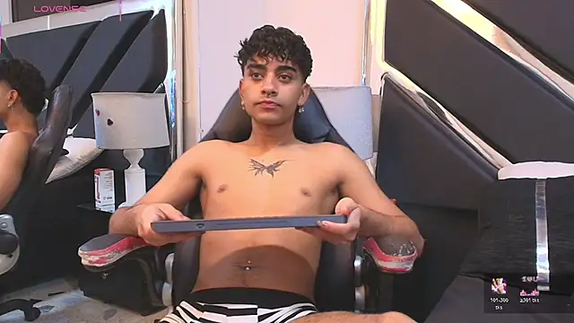 Snapshot of MiikeOthon chatting on April 4, 2026, 4:19 am MiikeOthon online show from April 4, 2026, 4:19 am