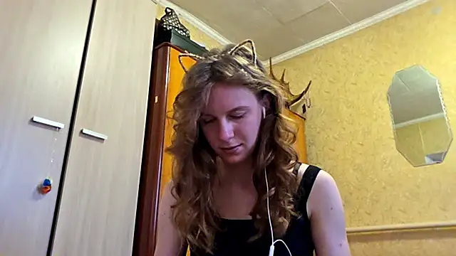 DonnaKuc online show from April 13, 2026, 6:17 am