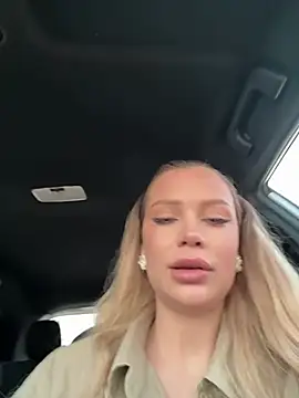 Snapshot of Girl-Mia chatting on April 4, 2026, 4:52 am Girl-Mia online show from April 4, 2026, 4:52 am