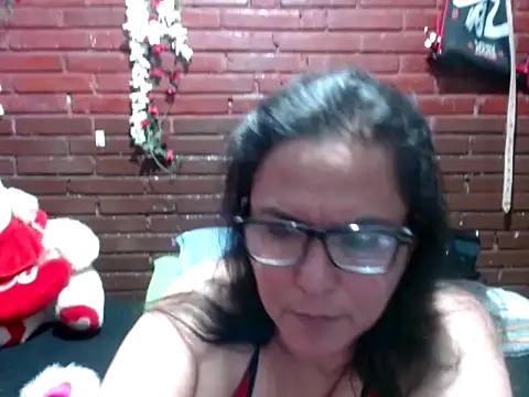 kristalmarelyn online show from May 6, 2026, 6:39 am