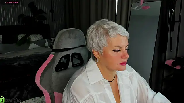Linda Zef1r online show from May 2, 2026, 1:11 am
