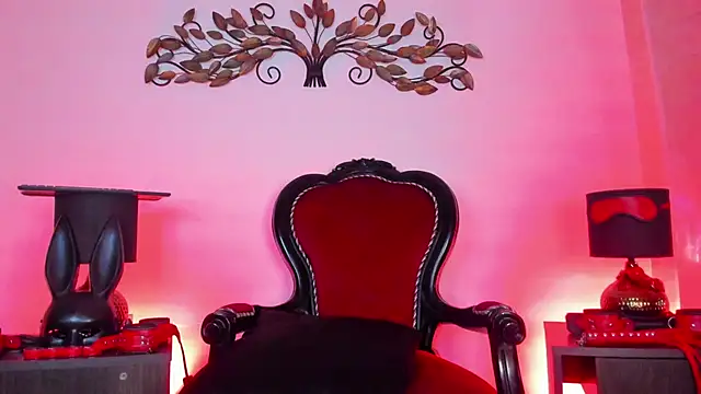 Madamedaphne  online show from May 20, 2026, 5:43 pm
