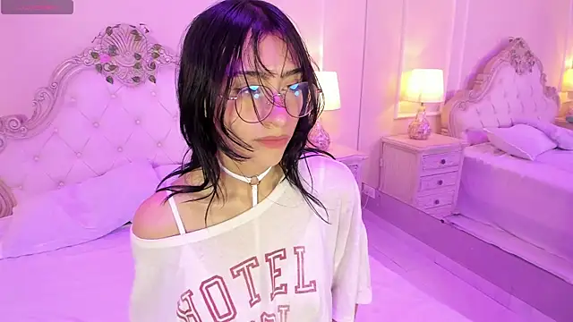 Snapshot of EstherValliere chatting on April 11, 2026, 1:26 pm EstherValliere online show from April 11, 2026, 1:26 pm