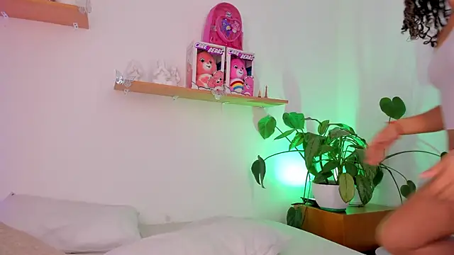 RoxanneMorguet  online show from April 11, 2026, 11:58 am