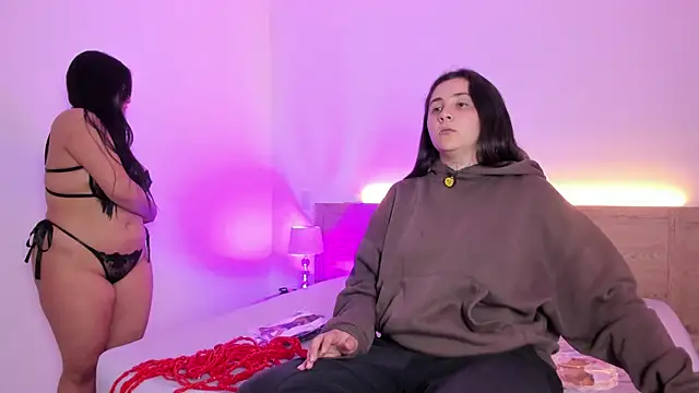 Elisa n Emma online show from May 7, 2026, 7:28 pm