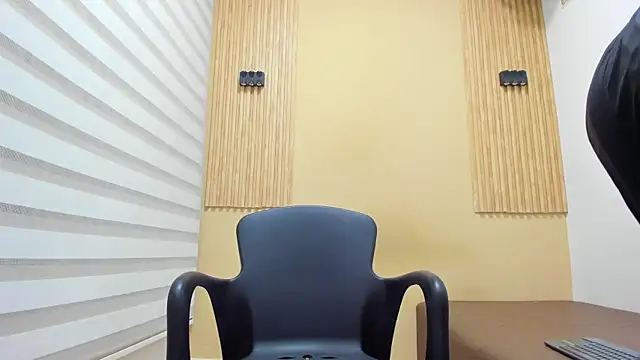 Snapshot of LEO_FIOCCHI chatting on April 6, 2026, 8:10 pm LEO FIOCCHI online show from April 6, 2026, 8:10 pm