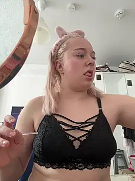 PiaLovee online show from April 3, 2026, 1:06 pm