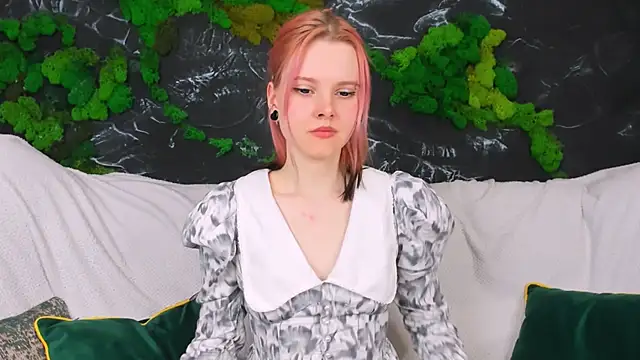 Snapshot of Lina_Veyra chatting on April 7, 2026, 12:51 pm Lina Veyra online show from April 7, 2026, 12:51 pm